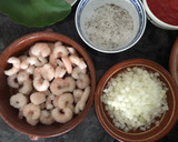 Foto del paso 1 de la receta: Fideuà de galeras y gambitas, al azafrán