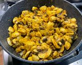 Une image de l'étape 11 de Poulet à la crème, champignons et épices.