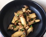 Hình bước làm 5 của món NẤM ĐÙI GÀ NON XÀO THỊT BĂM (blw)