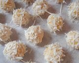 Foto langkah ke 2 dari resep Strawberry Thumbprint Cookies.