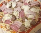 Foto del paso 4 de la receta: Pizza de masa madre casera con butifarra, bacon y mozzarella 🍕