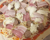 Foto del paso 4 de la receta: Pizza de masa madre casera con butifarra, bacon y mozzarella 🍕