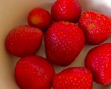 Foto langkah ke 1 dari resep Strawberry 🍓 Milkshake ala Cafe.