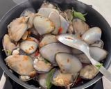 A picture of step 4 of Stir Fried Clam with Sweet Basil (Thai Basil).