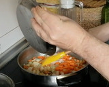 Foto del paso 4 de la receta: Choco en salsa con garbanzos