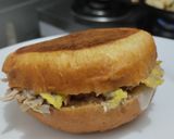 Foto del paso 4 de la receta: Almojábana con pollo y queso🥯🍗🧀