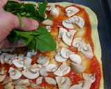 Foto del paso 4 de la receta: Pizza de espinacas y champiñón