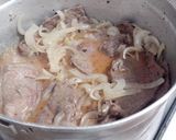 Foto del paso 3 de la receta: Carne a la cacerola con cebolla y papas a la española