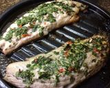 Foto del paso 4 de la receta: Anchoa a las brasas perfumada con perejil, jengibre y ají