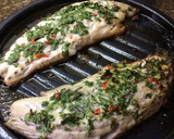 Foto del paso 4 de la receta: Anchoa a las brasas perfumada con perejil, jengibre y ají