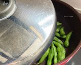Foto del passaggio 3 della ricetta Come cucinare soia edamame in baccello surgelata