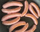 Foto del paso 1 de la receta: Salchichas con salsa de vino