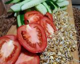 Foto del paso 1 de la receta: Ensalada de tomate, pepino y germinados de lentejas