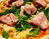 Foto del paso 3 de la receta: Pizza casera de mortadela, rucula y concentrado de albahaca 🌿