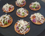 બિસ્કીટ પીઝા (Biscuit Pizza Recipe In Gujarati) રેસીપી સ્ટેપ3ફોટો
