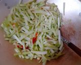 Foto langkah ke 2 dari resep Tumis labu siam pedas manis.