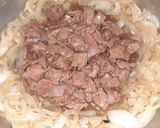 Foto del paso 5 de la receta: Cubos de hígado encebollados con puré