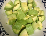 Foto del paso 1 de la receta: Timbal de aguacate y salmón marinado