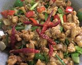 รูปขั้นตอนการทำที่ 3 ของ “ผัดพริกเผาไก่กรอบ”