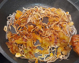 Foto del paso 2 de la receta: Huevos rotos con gulas y puerro