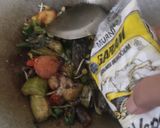 Foto langkah ke 5 dari resep Pindang Tongkol, Terong Tumis Cabe Hijau Ale.