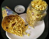 A picture of step 5 of Murmura Chivda/masala puffed Rice.