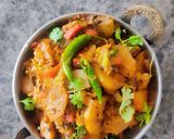A picture of step 4 of पत्तागोभी,आलू,गाजर की सूखी सब्जी.