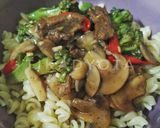 Foto langkah ke 15 dari resep Fusilli Siram Sapi Lada Hitam.