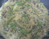Foto del paso 3 de la receta: Revuelto cremoso de espárragos y champiñones al jerez