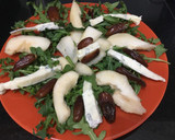 Foto del paso 1 de la receta: Ensalada de rúcula, pera, gongonzola y dátiles