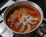 รูปขั้นตอนการทำที่ 3 ของ แกงส้มกุ้งปลาหมึก ผักกาดขาว