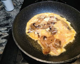 Foto del paso 2 de la receta: Tortilla francesa con quesito, champiñones y jamón de pavo