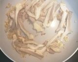 Foto del paso 3 de la receta: Tallarines con setas en salsa de queso azul y nueces
