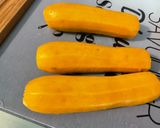 Une image de l'étape 4 de Travers de porc marinés aux courgettes jaunes, aubergine graffiti et tomates.