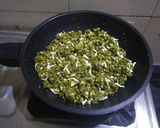 A picture of step 2 of Hara Chana paneer paratha.