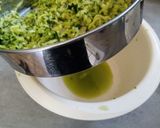 Foto del passaggio 3 della ricetta Polpette di zucchine e ricotta con cuore filante