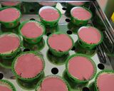 Foto langkah ke 6 dari resep Bolu kukus Merah Putih.