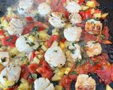 Une image de l'étape 10 de Noix de Saint Jacques aux tomates, ananas et coriandre.