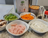 Foto del paso 1 de la receta: Salteado de pollo con portobello, zanahorias y pimiento