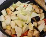 Foto del paso 4 de la receta: Salteado de pollo con calabacín, berenjena y zanahorias al curry