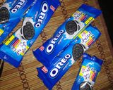 A picture of step 1 of Oreo biscuit ice cream.