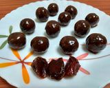A picture of step 7 of Dates nuts chocolate balls.