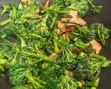 Hình bước làm 2 của món Bông cải xào nấm(stir-fried Baby Broccoli with mushrooms)
