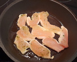 Foto del paso 1 de la receta: Ensalada de pollo y canónigos