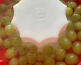 Foto del paso 3 de la receta: Gelatina con fruta de temporada encapsulada, con gelatina de limón con leche
