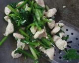 รูปขั้นตอนการทำที่ 3 ของ ขึ้นฉ่ายผัดไก่หอมใหญ่ต้นหอม