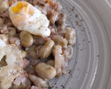 Foto del paso 4 de la receta: Habitas tiernas con pies de cerdo, gambas y huevo de codorniz