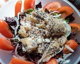 Foto del paso 2 de la receta: Ensalada de Merluza en lata Lechuga, Tomate, Cebolla y Ajo