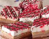 Csokis, málnakrémes, tejszínes, mascarponés szelet recept fázis 10 fotója