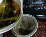 A picture of step 4 of Lemon grass & mint leaves tea.